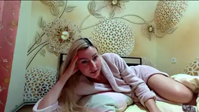 Yourrealgirl's cam snapshot