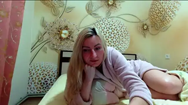 Yourrealgirl's cam snapshot