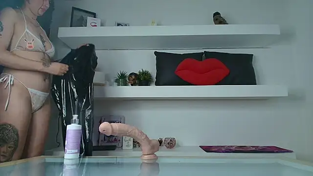 miss_sharlotte18's cam snapshot