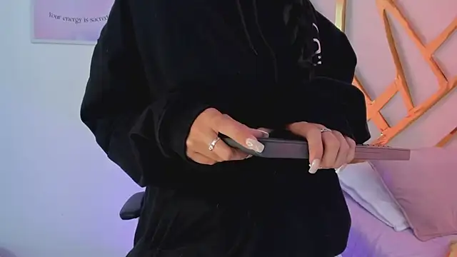 ChloeHarper_'s cam snapshot