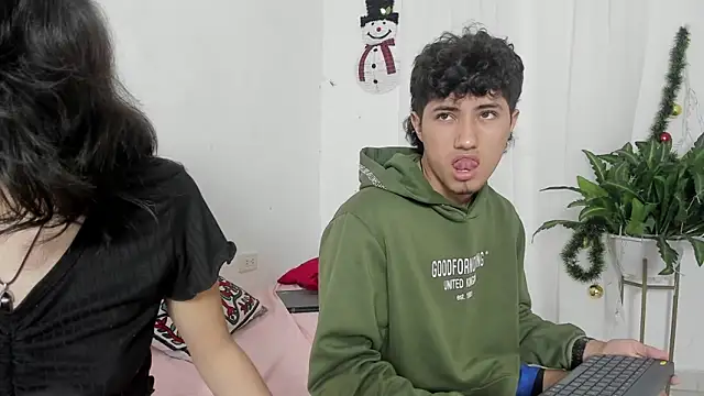 Laura_and_Kevin's cam snapshot