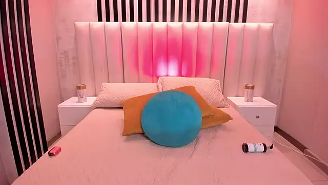 LucyWeiss_'s cam snapshot