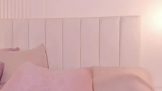 mae_lyra's cam snapshot