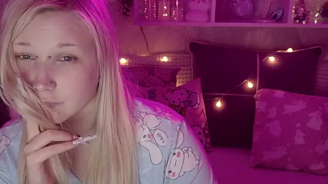 MeowkaKitty's cam snapshot