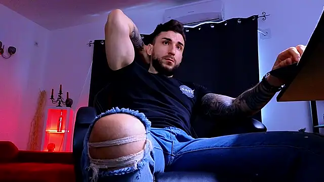 MightyAaron66 live sex cam