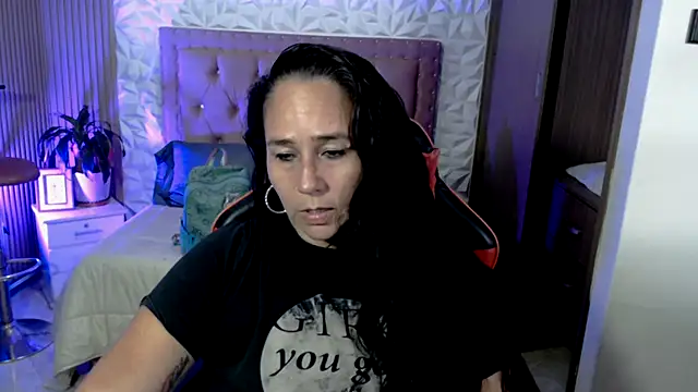 ashleylove_prg's cam snapshot