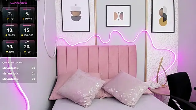 LARISSAEVANS's cam snapshot