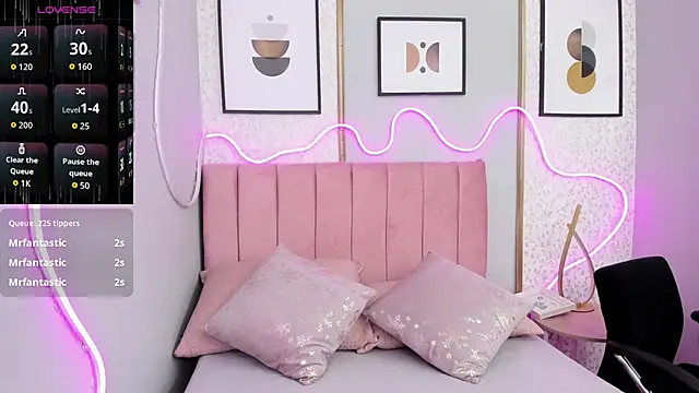 LARISSAEVANS's cam snapshot