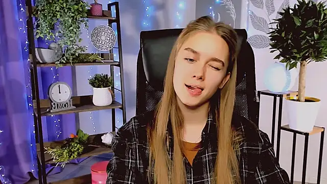 JuneWoods's cam snapshot