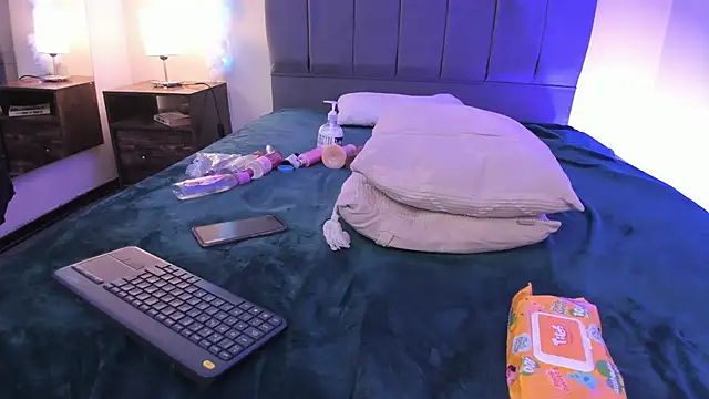 Lucerop_'s cam snapshot