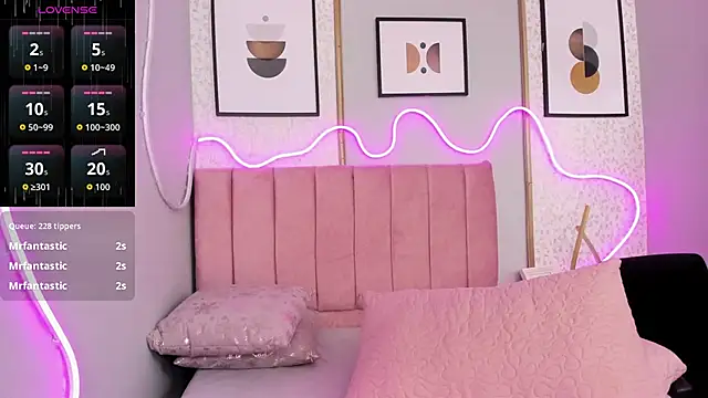 LARISSAEVANS's cam snapshot