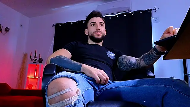 MightyAaron66 live sex cam