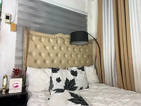 Innocent_yanixx69 live sex cam