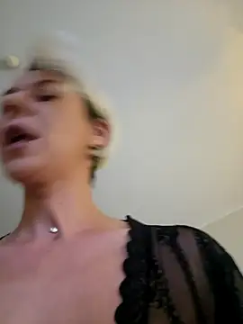 Raluca_Fr's cam snapshot