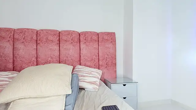 emmacurvy's cam snapshot