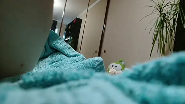 KiraGoldens live sex cam