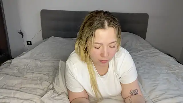 Embersweetbunny's cam snapshot