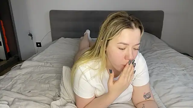 Embersweetbunny's cam snapshot