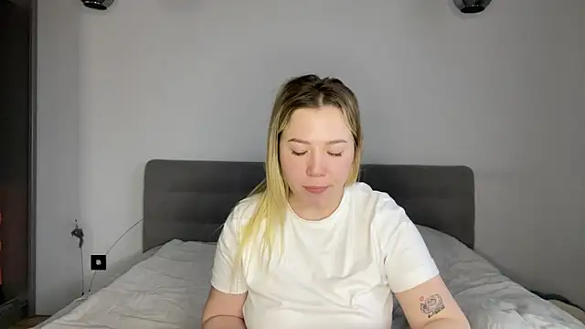 Embersweetbunny's cam snapshot