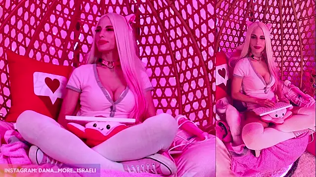 dana_more's cam snapshot