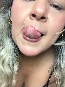 Lucy_Milf_474's cam snapshot