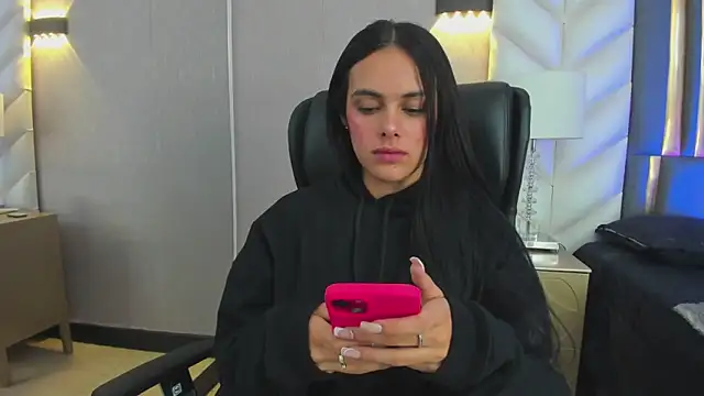 ChloeHarper_'s cam snapshot