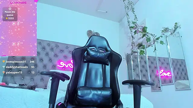 Naomii_Viper's cam snapshot