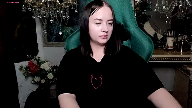 LaraBenson_'s cam snapshot