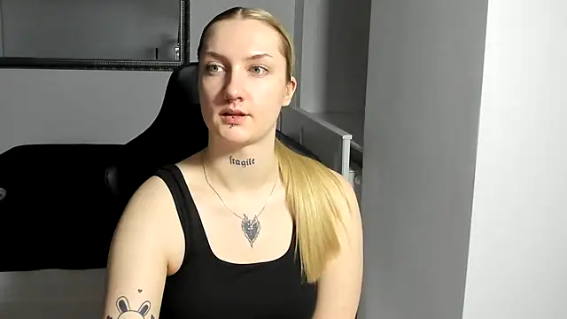 AlexaTease's cam snapshot