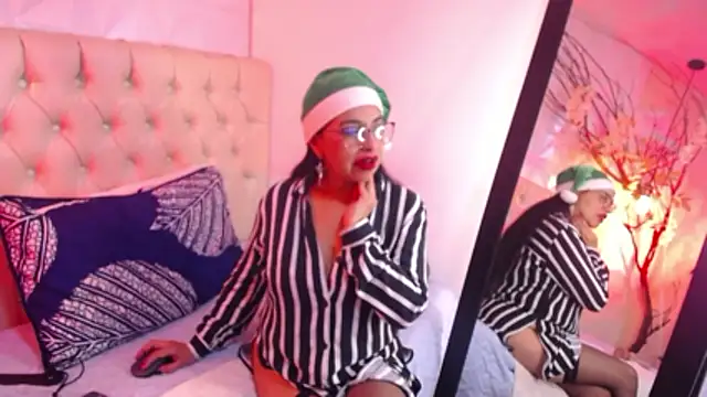 Chanel_milff_'s cam snapshot