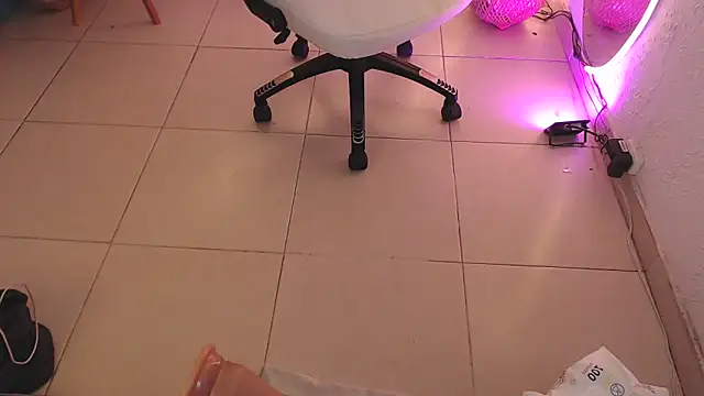 ViolettaHotLatin_'s cam snapshot