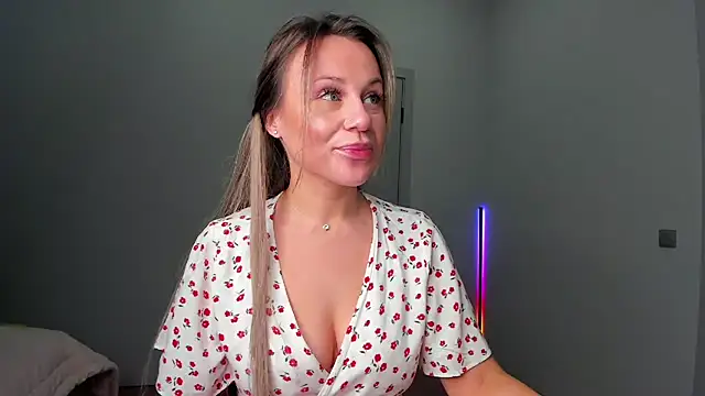 _cometoseeme_'s cam snapshot