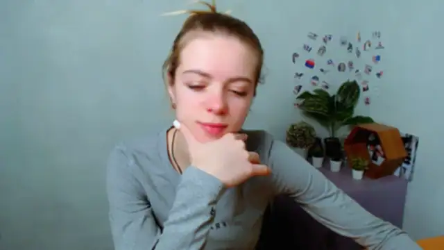 AliceFlirtt_'s cam snapshot