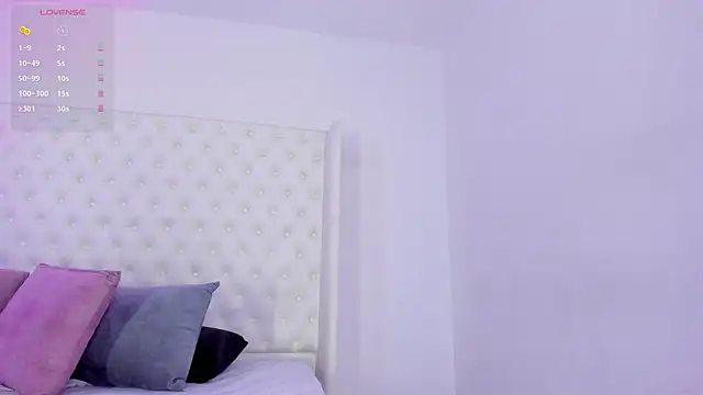 Emily_Hudson_'s cam snapshot