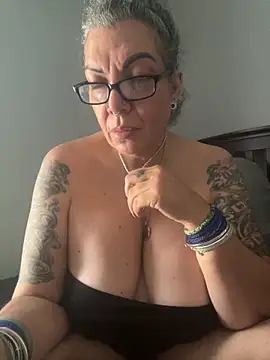 dieseldame1313's cam snapshot