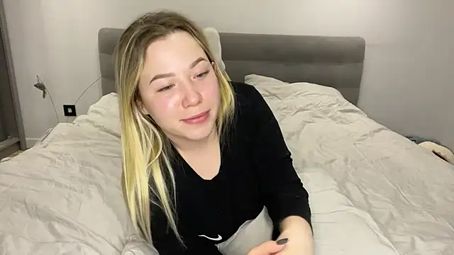 Embersweetbunny's cam snapshot