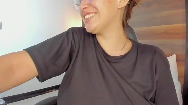 sophia_martinezz_'s cam snapshot