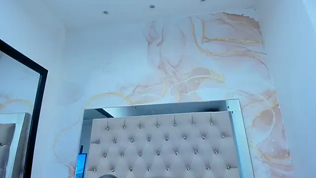 ainaah_'s cam snapshot