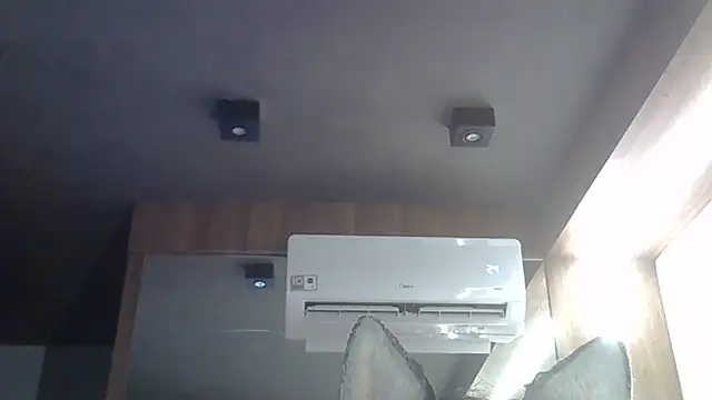 SkinnyKitten live sex cam