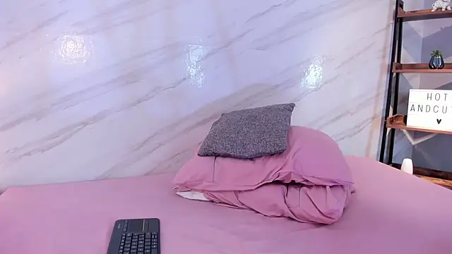 leo_and_mia's cam snapshot