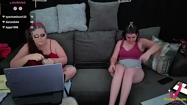 Bella_and_Marie's cam snapshot