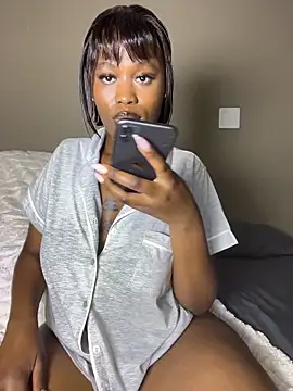 Moonzy77 live sex cam