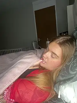 CurvyGirlMyla's cam snapshot