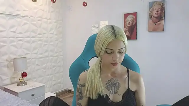 Lucy_n_pink's cam snapshot