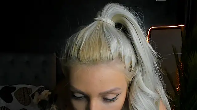 glossy_blondegirl's cam snapshot