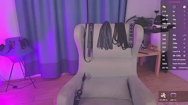 laracroftmansion's cam snapshot