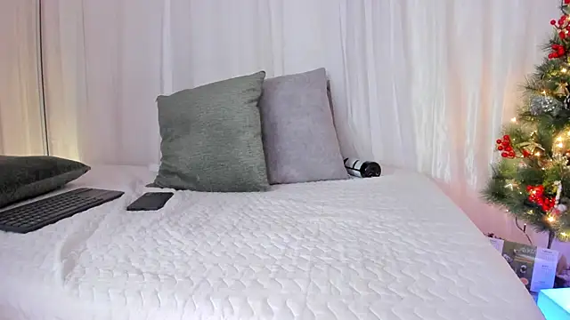 Petite_Lucie live sex cam