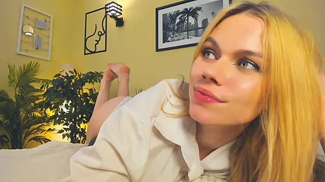 exposed_lizzy's cam snapshot