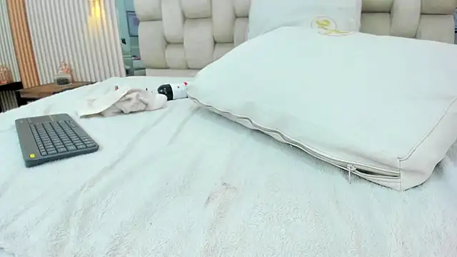 ikia_lopez_'s cam snapshot