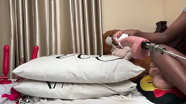 AudreySpanksFuck-'s cam snapshot